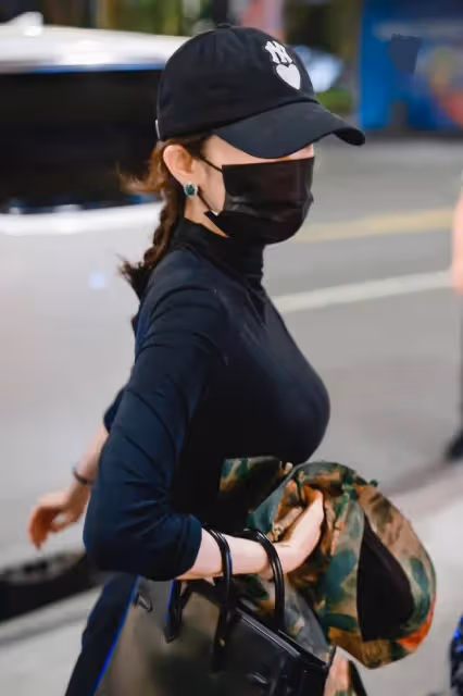 楊冪「杭州蕭山」好美，中式風穿搭凹凸有致，「大冪冪」名不虛傳