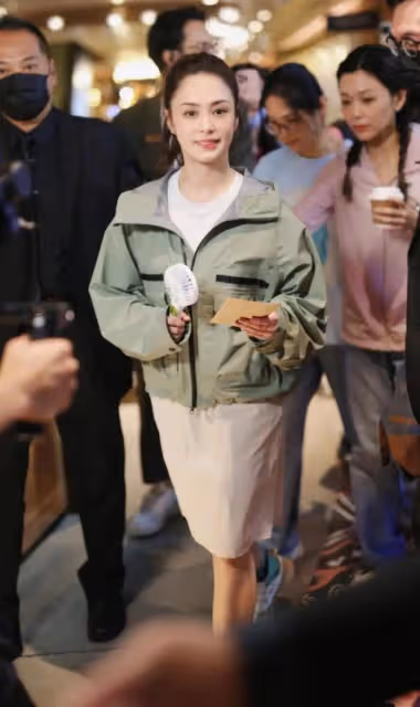 阿嬌香港線下出席，高馬尾、運動裝靚麗感滿滿，活脫脫的18歲少女