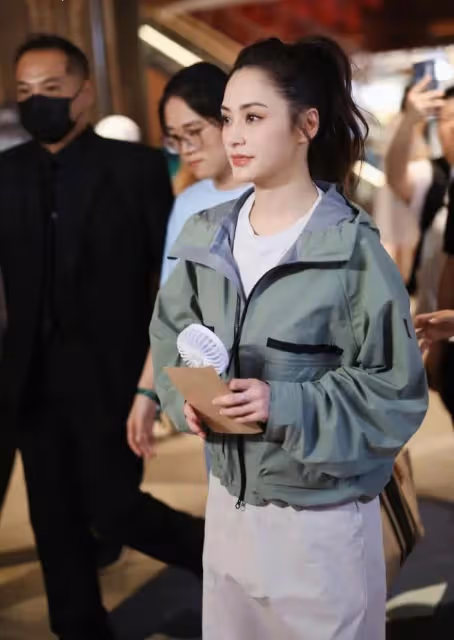 阿嬌香港線下出席，高馬尾、運動裝靚麗感滿滿，活脫脫的18歲少女
