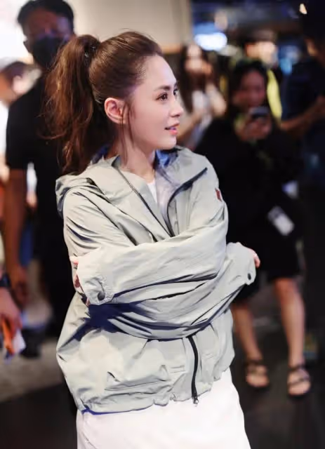 阿嬌香港線下出席，高馬尾、運動裝靚麗感滿滿，活脫脫的18歲少女