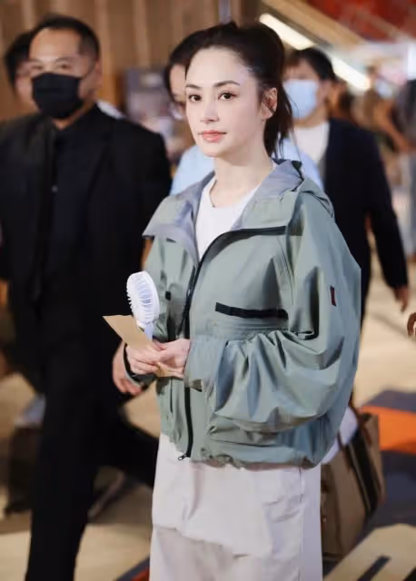阿嬌香港線下出席，高馬尾、運動裝靚麗感滿滿，活脫脫的18歲少女
