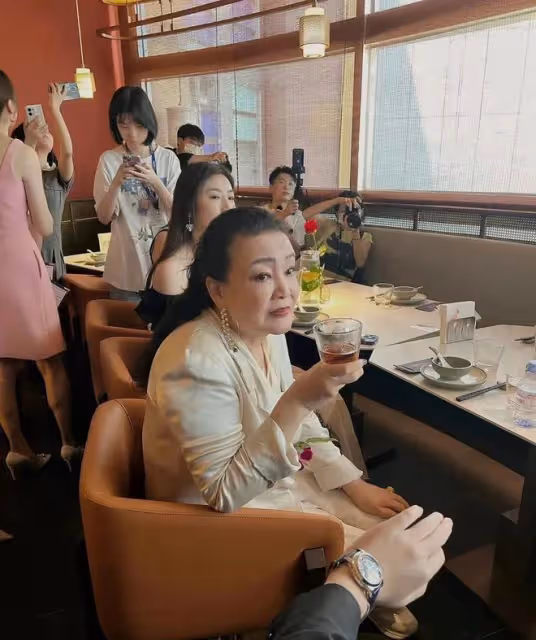 65歲張蘭北京三里屯亮相，「慈禧風」颯爽霸氣，穿金戴銀豪得咂舌
