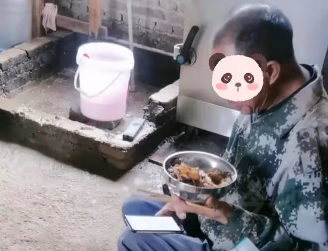 工地大哥迷上女主播,自己省吃儉用,省下來的工資都給主播刷禮物
