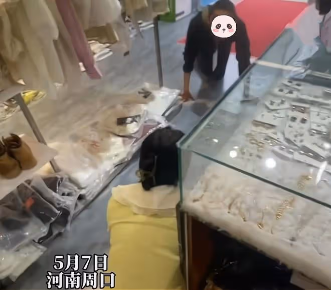 男子進店下跪乞討,兩名店員也連忙下跪對磕,超快反應逗樂乞討者