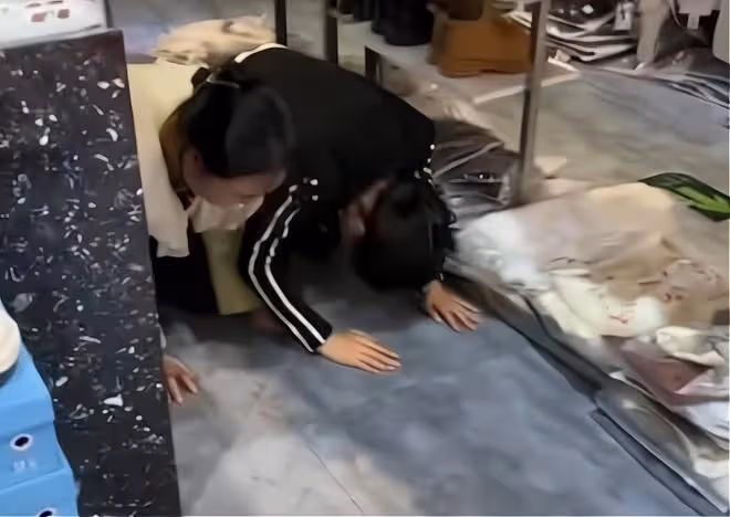 男子進店下跪乞討,兩名店員也連忙下跪對磕,超快反應逗樂乞討者