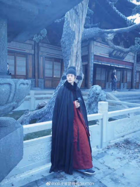 想魂穿!網友偶遇肖戰重慶吃路邊攤!老闆連夜發朋友圈曬同款