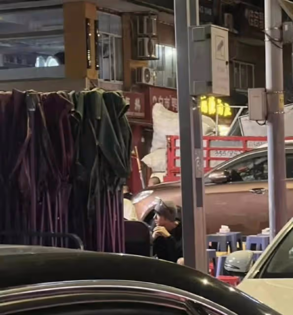 想魂穿!網友偶遇肖戰重慶吃路邊攤!老闆連夜發朋友圈曬同款