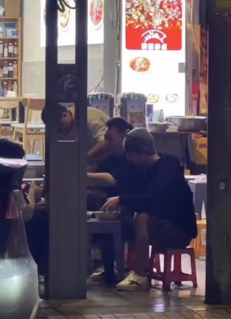 想魂穿!網友偶遇肖戰重慶吃路邊攤!老闆連夜發朋友圈曬同款