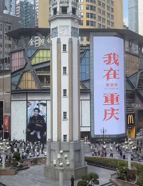 想魂穿!網友偶遇肖戰重慶吃路邊攤!老闆連夜發朋友圈曬同款
