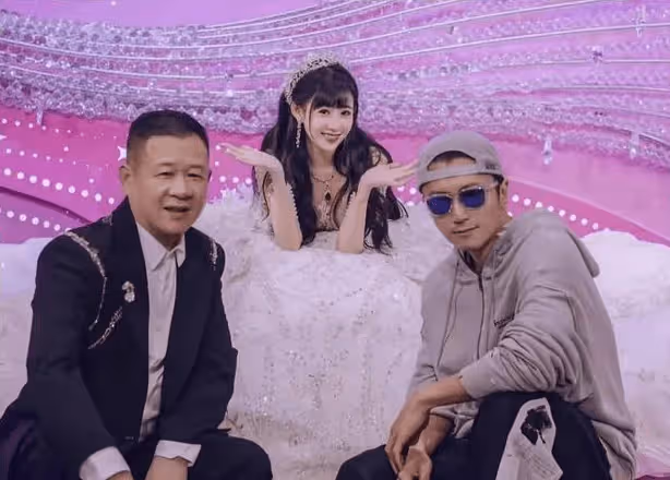 謝霆鋒亮相干女兒大婚！與百億富豪共敘友情，新身份股東引關注