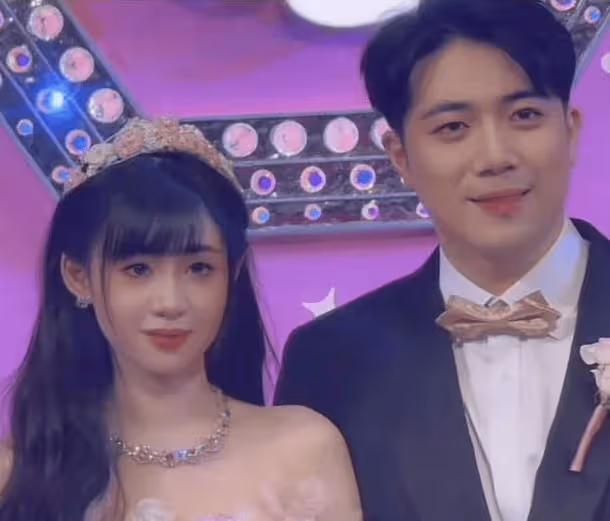 謝霆鋒亮相干女兒大婚！與百億富豪共敘友情，新身份股東引關注