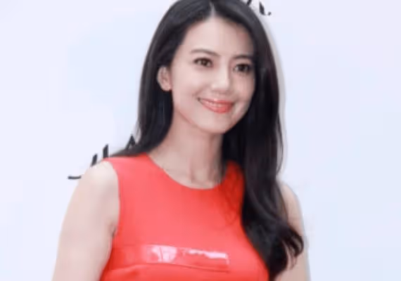 44歲高圓圓現狀：穿「黑絲」看秀，看到生圖我直呼趙又廷何德何能