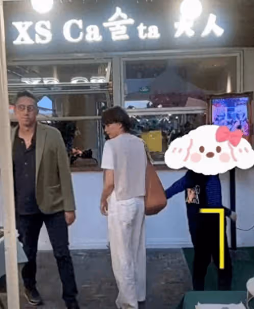 50歲董卿現身逛早市，衣著樸素無人識，13歲兒子身高1米5長相普通
