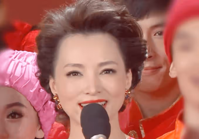 50歲董卿現身逛早市，衣著樸素無人識，13歲兒子身高1米5長相普通