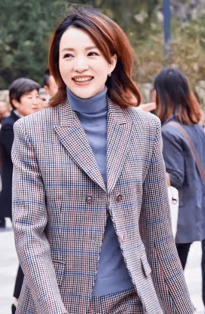 50歲董卿現身逛早市,衣著樸素無人識,13歲兒子身高1米5長相普通