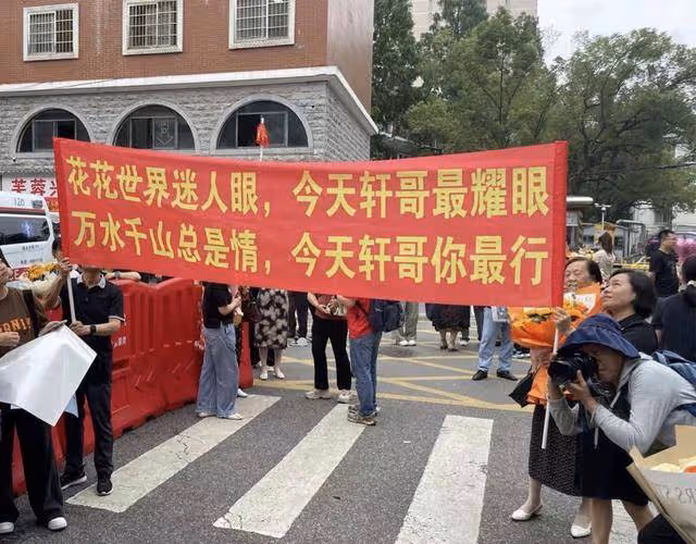 長沙女生高考完激動落淚:再也不會有比讀書更簡單、只需靠努力的事情了