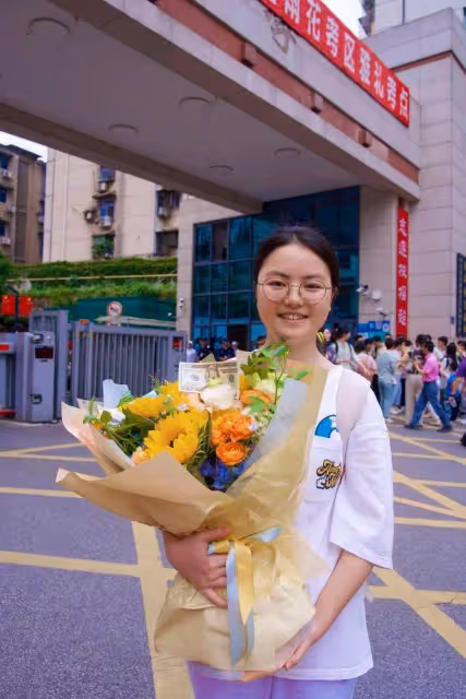 長沙女生高考完激動落淚:再也不會有比讀書更簡單、只需靠努力的事情了