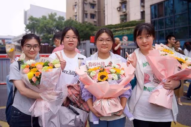長沙女生高考完激動落淚:再也不會有比讀書更簡單、只需靠努力的事情了