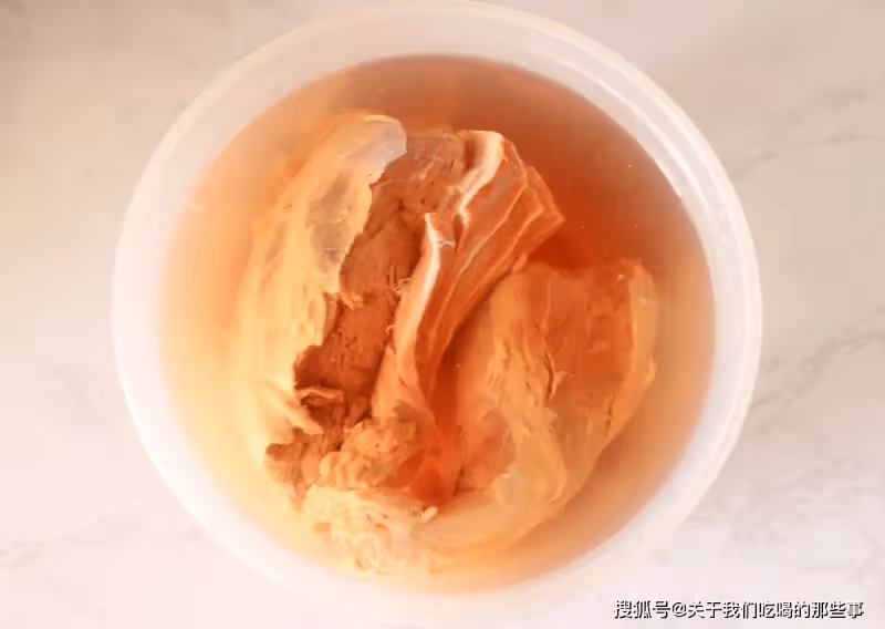 做醬牛肉,牢記「2醬2泡」,牛肉醬香濃郁,緊實不散花,方法簡單