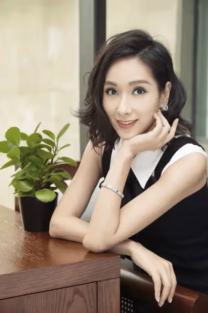 女神楊恭如準備復出,直播帶貨被誇專業,顏值重回巔峰,至今單身
