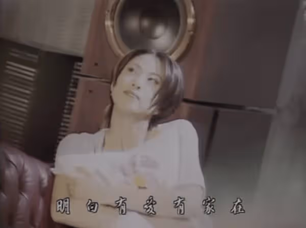 因唱TVB主題曲一炮而紅，曾患家族性遺傳癌症被治癒，劉德華曾為其歌曲填詞