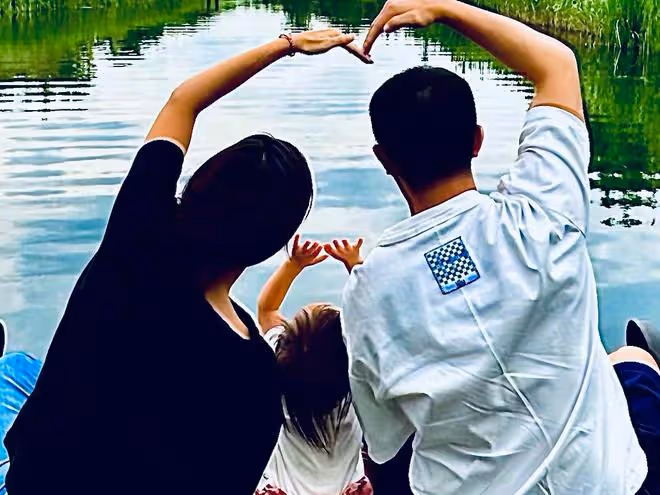 韓庚卡點曬照為盧靖姍慶生,1歲混血女兒罕出鏡,一家三口超幸福