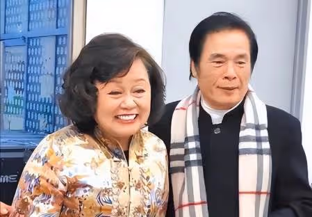 「6個老婆」同住一屋,每人每月7萬零花錢,71歲又娶「第7房」小嬌妻!