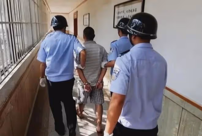 17年廣西67歲老頭當街砍殺退休法官,被捕時大笑:這一刻等了22年