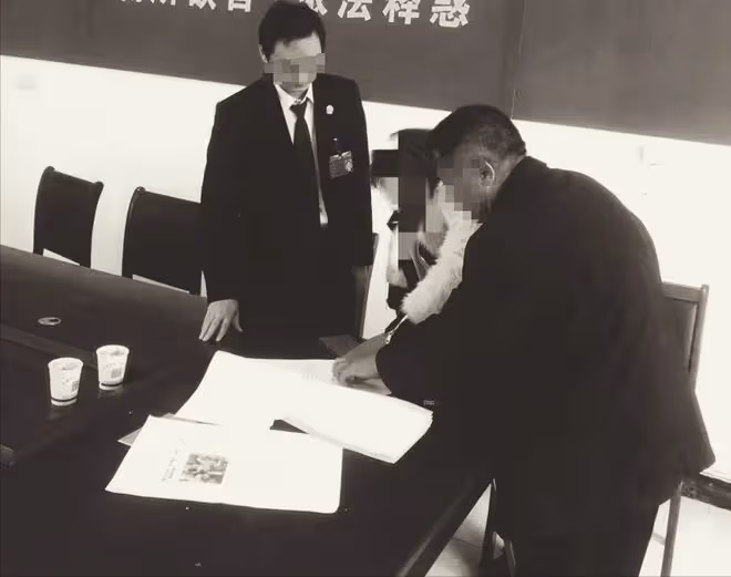 17年廣西67歲老頭當街砍殺退休法官,被捕時大笑:這一刻等了22年