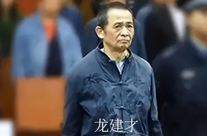 17年廣西67歲老頭當街砍殺退休法官,被捕時大笑:這一刻等了22年