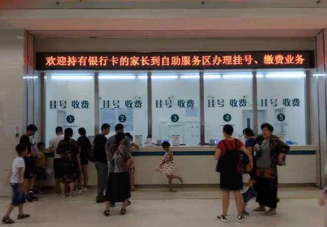 17年廣西67歲老頭當街砍殺退休法官,被捕時大笑:這一刻等了22年