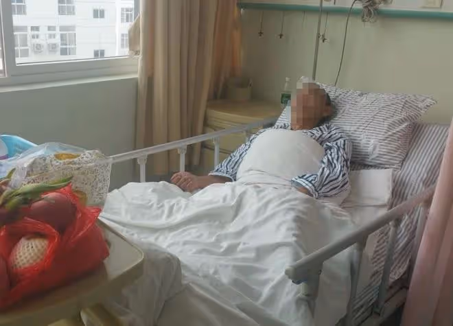 17年廣西67歲老頭當街砍殺退休法官,被捕時大笑:這一刻等了22年