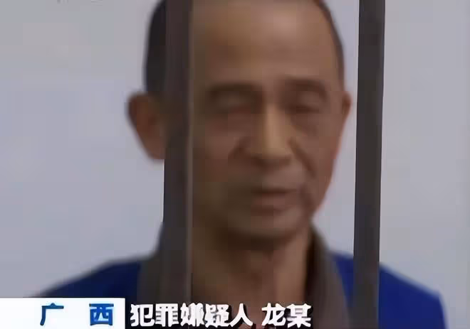 17年廣西67歲老頭當街砍殺退休法官,被捕時大笑:這一刻等了22年