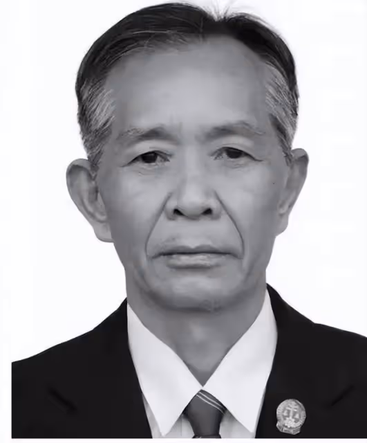 17年廣西67歲老頭當街砍殺退休法官,被捕時大笑:這一刻等了22年