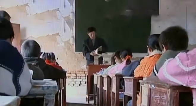 回顧男子昏迷19天患上怪病,25年後醫生從他腦中取出異物,快報警