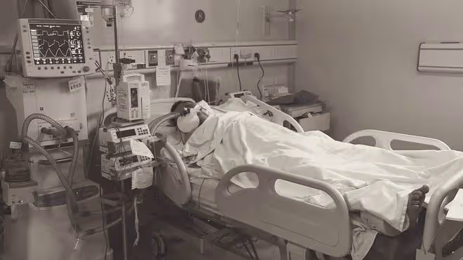 回顧男子昏迷19天患上怪病,25年後醫生從他腦中取出異物,快報警