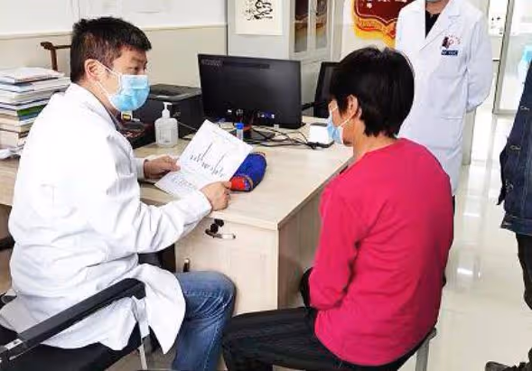 回顧男子昏迷19天患上怪病,25年後醫生從他腦中取出異物,快報警
