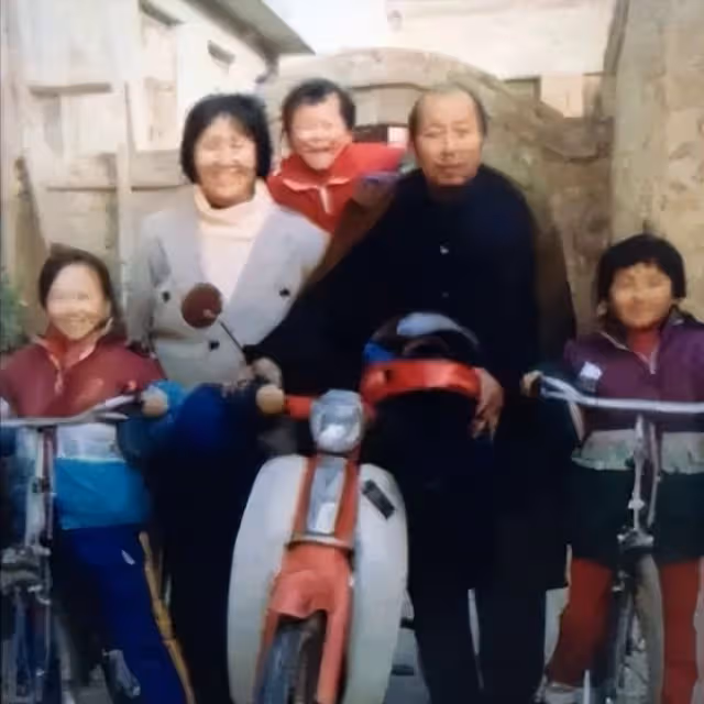 2006年,三姐妹父母雙亡被養父撫養8年,卻親手把養父送進了牢房