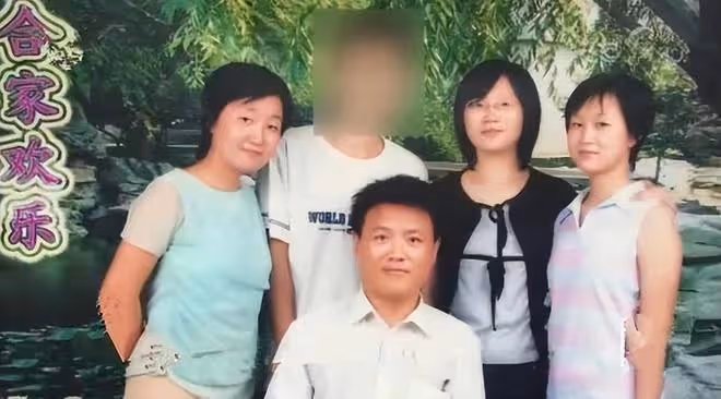 2006年,三姐妹父母雙亡被養父撫養8年,卻親手把養父送進了牢房