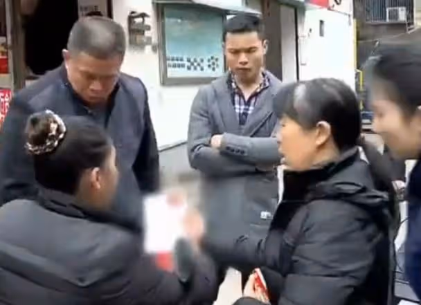 回顧:養母向女兒下跪,只為索要天價彩禮,曾想將其嫁給殘疾兒子