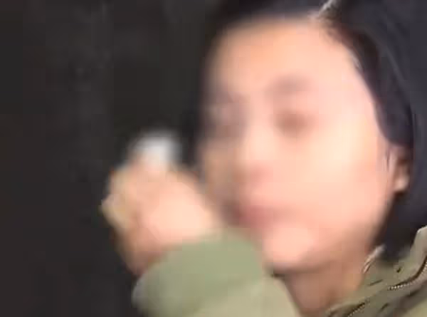 回顧:養母向女兒下跪,只為索要天價彩禮,曾想將其嫁給殘疾兒子