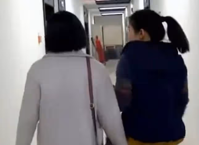 回顧:養母向女兒下跪,只為索要天價彩禮,曾想將其嫁給殘疾兒子