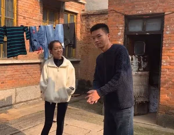 回顧:養母向女兒下跪,只為索要天價彩禮,曾想將其嫁給殘疾兒子