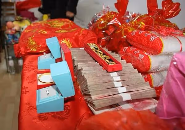 回顧:養母向女兒下跪,只為索要天價彩禮,曾想將其嫁給殘疾兒子