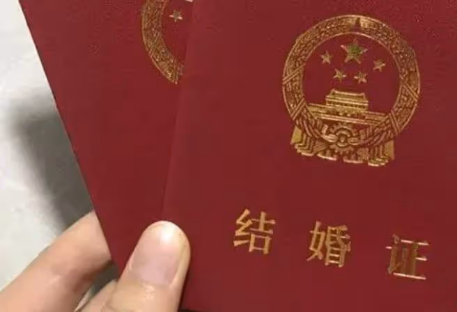 回顧:養母向女兒下跪,只為索要天價彩禮,曾想將其嫁給殘疾兒子
