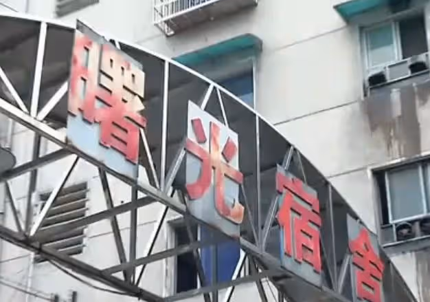 回顧:養母向女兒下跪,只為索要天價彩禮,曾想將其嫁給殘疾兒子