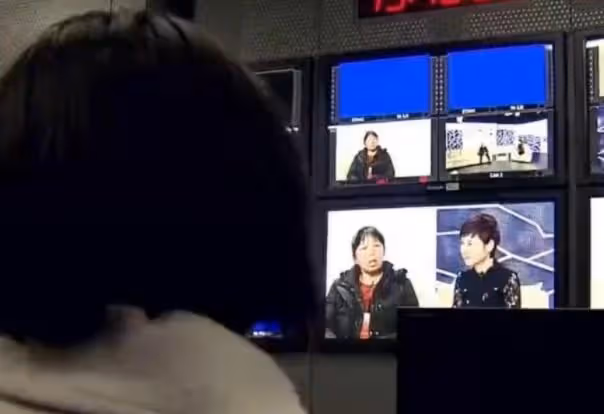 回顧:養母向女兒下跪,只為索要天價彩禮,曾想將其嫁給殘疾兒子