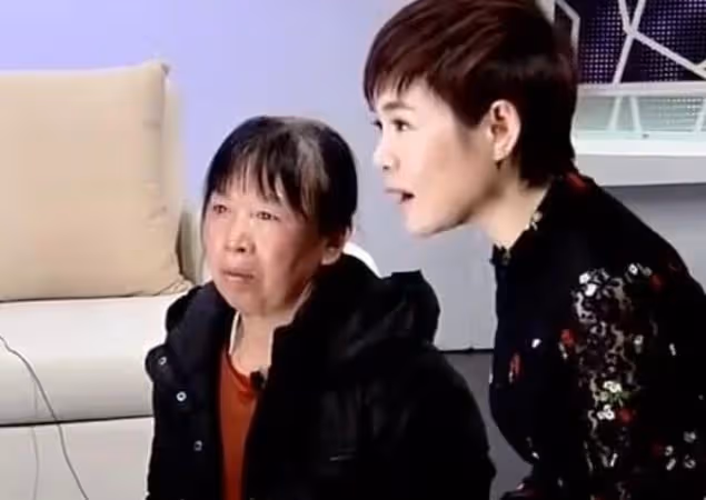 回顧:養母向女兒下跪,只為索要天價彩禮,曾想將其嫁給殘疾兒子