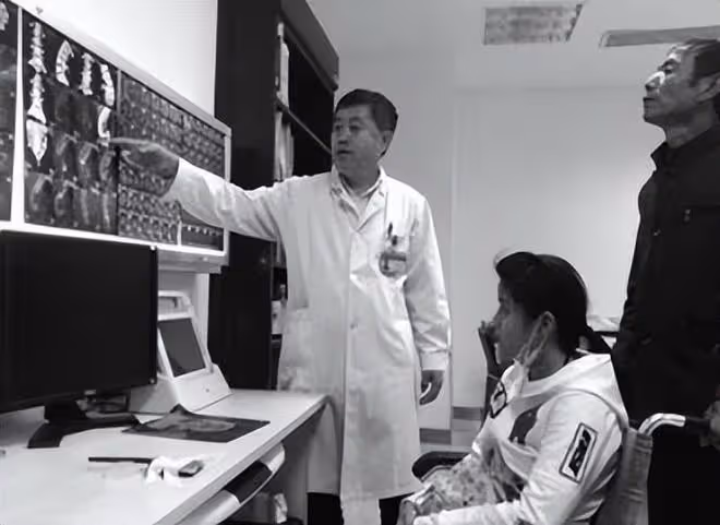 97年,35歲遼寧男子收養殘疾棄嬰,孩子長大後,在節目上為父徵婚