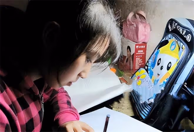 2011年,南昌12歲女孩火災中勇救15家人命,57歲大爺跪謝救命恩人